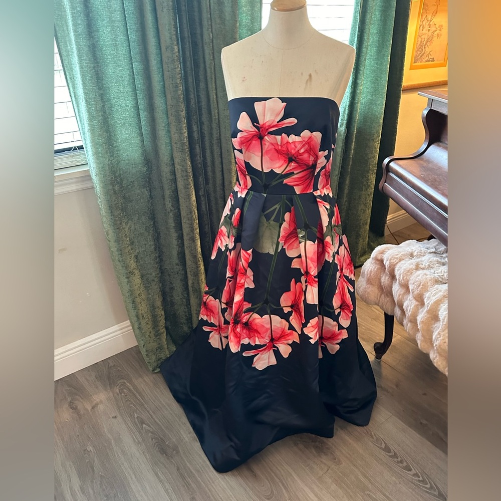 David Meister
Strapless Fit-&-Flare Floral Dress w/ Pockets - Picture 4 of 12